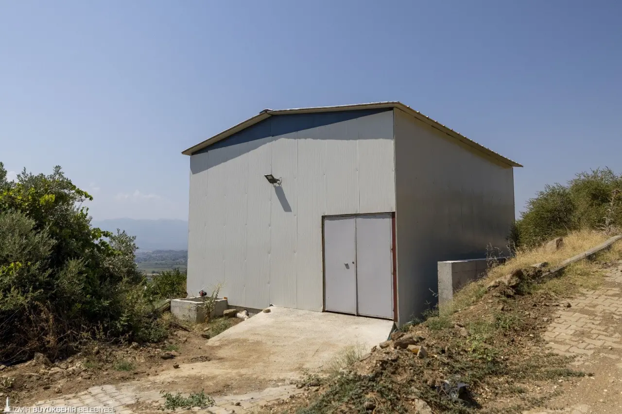 İzmir Büyükşehir Belediye Başkanı Dr. Cemil Tugay, Torbalı'da Çapak Bardacık İncir Festivali ile Göllüce Alevi Bektaşi Dayanışma ve Kültür Derneği'nin aşure etkinliğine katıldı. Buluşmada birlik ve beraberlik vurgusu yapan Tugay, “Bizi biraz darda, zorda bırakıyorlar ama ne olursa sizler yanımızda olduğunuz için eminiz her türlü güçlüğü hep beraber aşacağız. Güzel çocuklarımıza da güzel bir gelecek bırakacağız” diye konuştu.