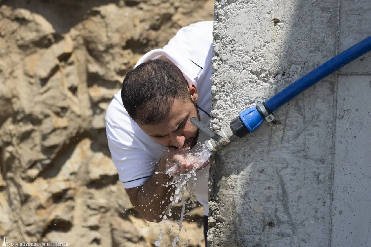 İzmir Büyükşehir Belediye Başkanı Dr. Cemil Tugay, Torbalı'da Çapak Bardacık İncir Festivali ile Göllüce Alevi Bektaşi Dayanışma ve Kültür Derneği'nin aşure etkinliğine katıldı. Buluşmada birlik ve beraberlik vurgusu yapan Tugay, “Bizi biraz darda, zorda bırakıyorlar ama ne olursa sizler yanımızda olduğunuz için eminiz her türlü güçlüğü hep beraber aşacağız. Güzel çocuklarımıza da güzel bir gelecek bırakacağız” diye konuştu.