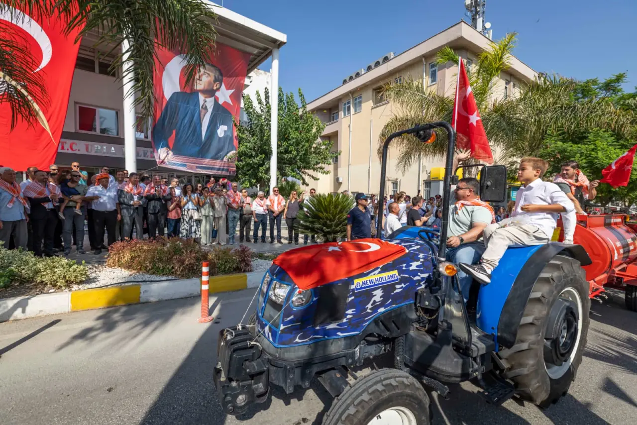Dünya'nın önemli gastronomi duraklarından Urla'nın 2 bin 600 yıllık Geleneksel Bağbozumu Şenliği başladı. Renkli görüntülere sahne olan şenliğin açılışı rahvan atları ve çiftçilerin traktörleriyle kortej geçişiyle başladı