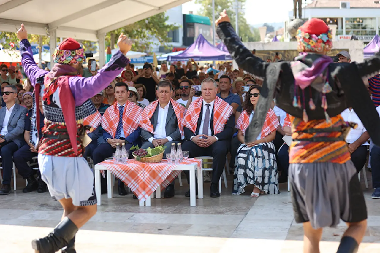 Dünya'nın önemli gastronomi duraklarından Urla'nın 2 bin 600 yıllık Geleneksel Bağbozumu Şenliği başladı. Renkli görüntülere sahne olan şenliğin açılışı rahvan atları ve çiftçilerin traktörleriyle kortej geçişiyle başladı