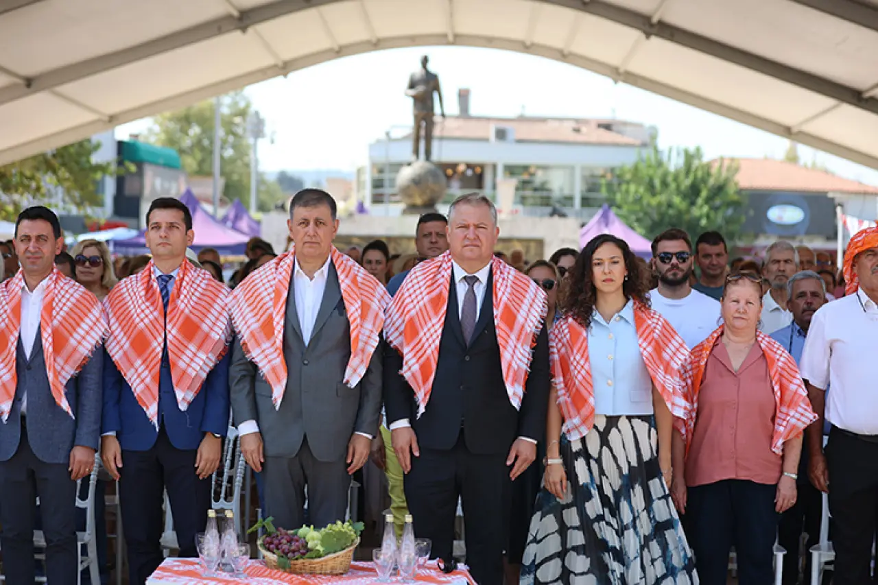 Dünya'nın önemli gastronomi duraklarından Urla'nın 2 bin 600 yıllık Geleneksel Bağbozumu Şenliği başladı. Renkli görüntülere sahne olan şenliğin açılışı rahvan atları ve çiftçilerin traktörleriyle kortej geçişiyle başladı