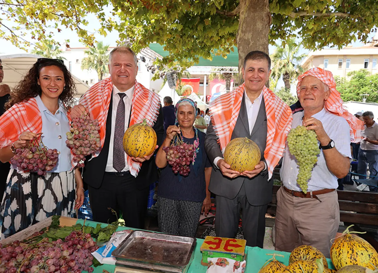 Dünya'nın önemli gastronomi duraklarından Urla'nın 2 bin 600 yıllık Geleneksel Bağbozumu Şenliği başladı. Renkli görüntülere sahne olan şenliğin açılışı rahvan atları ve çiftçilerin traktörleriyle kortej geçişiyle başladı