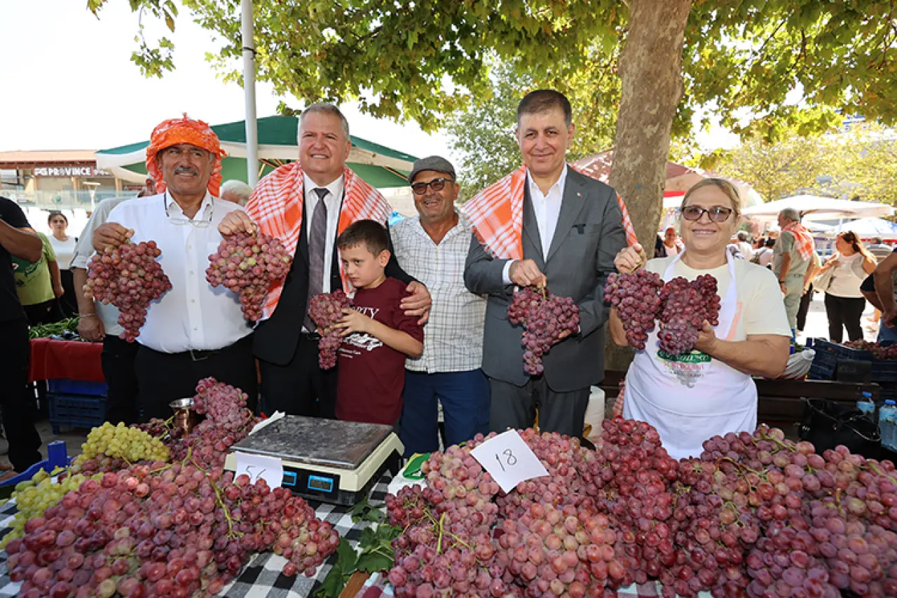 Dünya'nın önemli gastronomi duraklarından Urla'nın 2 bin 600 yıllık Geleneksel Bağbozumu Şenliği başladı. Renkli görüntülere sahne olan şenliğin açılışı rahvan atları ve çiftçilerin traktörleriyle kortej geçişiyle başladı