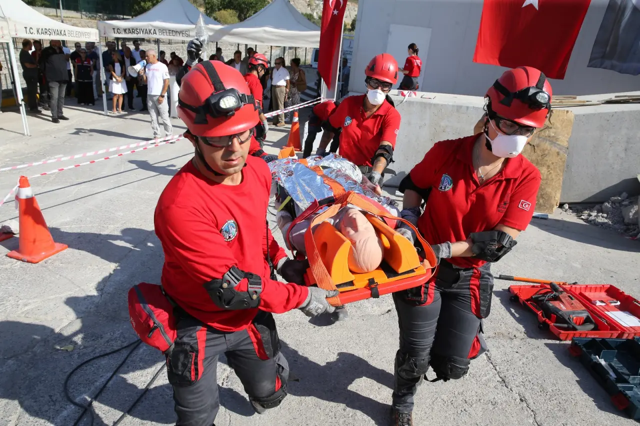 Türkiye’nin en acı felaketlerinden biri olan 17 Ağustos Marmara Depremi’nin 26. yıl dönümü, Karşıyaka’da toplumsal farkındalığa katkı sunacak etkinliklerle anılıyor. Karşıyaka Belediyesi’nin  düzenlediği “Afetlere Ne Kadar Hazırız?” panelinde, uzmanlar afet bilinci ve hazırlığın önemine dikkat çekti. Karşıyaka Belediye Başkanı Yıldız Ünsal, “Deprem ülkesiyiz ve afetlere karşı hazırlıklı olmak bir tercih değil, zorunluluktur” dedi.
