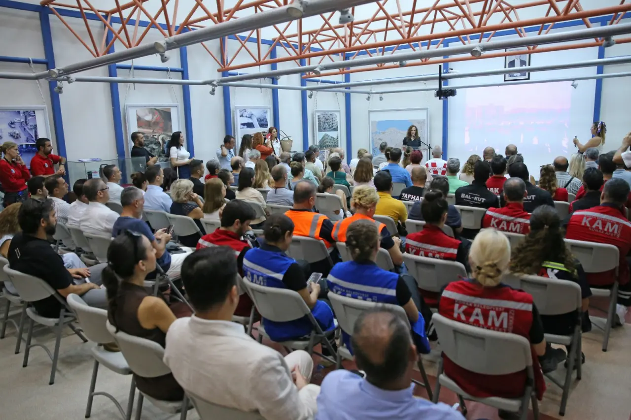 Türkiye’nin en acı felaketlerinden biri olan 17 Ağustos Marmara Depremi’nin 26. yıl dönümü, Karşıyaka’da toplumsal farkındalığa katkı sunacak etkinliklerle anılıyor. Karşıyaka Belediyesi’nin  düzenlediği “Afetlere Ne Kadar Hazırız?” panelinde, uzmanlar afet bilinci ve hazırlığın önemine dikkat çekti. Karşıyaka Belediye Başkanı Yıldız Ünsal, “Deprem ülkesiyiz ve afetlere karşı hazırlıklı olmak bir tercih değil, zorunluluktur” dedi.