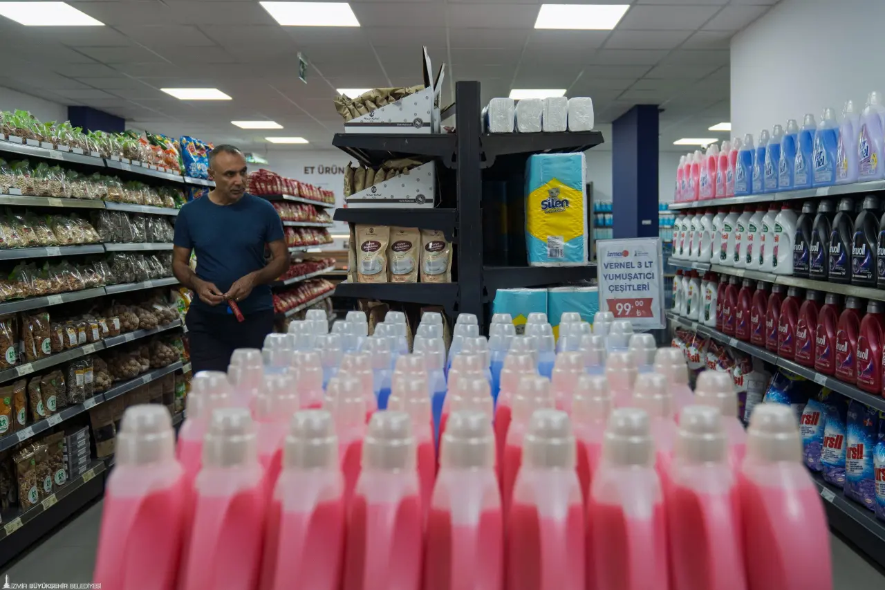İzmir Büyükşehir Belediyesi’nin halkı sağlıklı, ucuz ve güvenli gıdayla buluşturmak için hizmete açtığı İZMAR mağazaları, 9 şubesiyle hizmet vermeye devam ediyor. Fiyat politikasından ürün kalitesine İzmirlilerden tam not alan İZMAR mağazaları için yurttaşlar “10 numara 5 yıldız” diyor. 