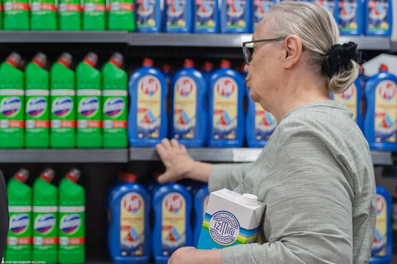 İzmir Büyükşehir Belediyesi’nin halkı sağlıklı, ucuz ve güvenli gıdayla buluşturmak için hizmete açtığı İZMAR mağazaları, 9 şubesiyle hizmet vermeye devam ediyor. Fiyat politikasından ürün kalitesine İzmirlilerden tam not alan İZMAR mağazaları için yurttaşlar “10 numara 5 yıldız” diyor. 