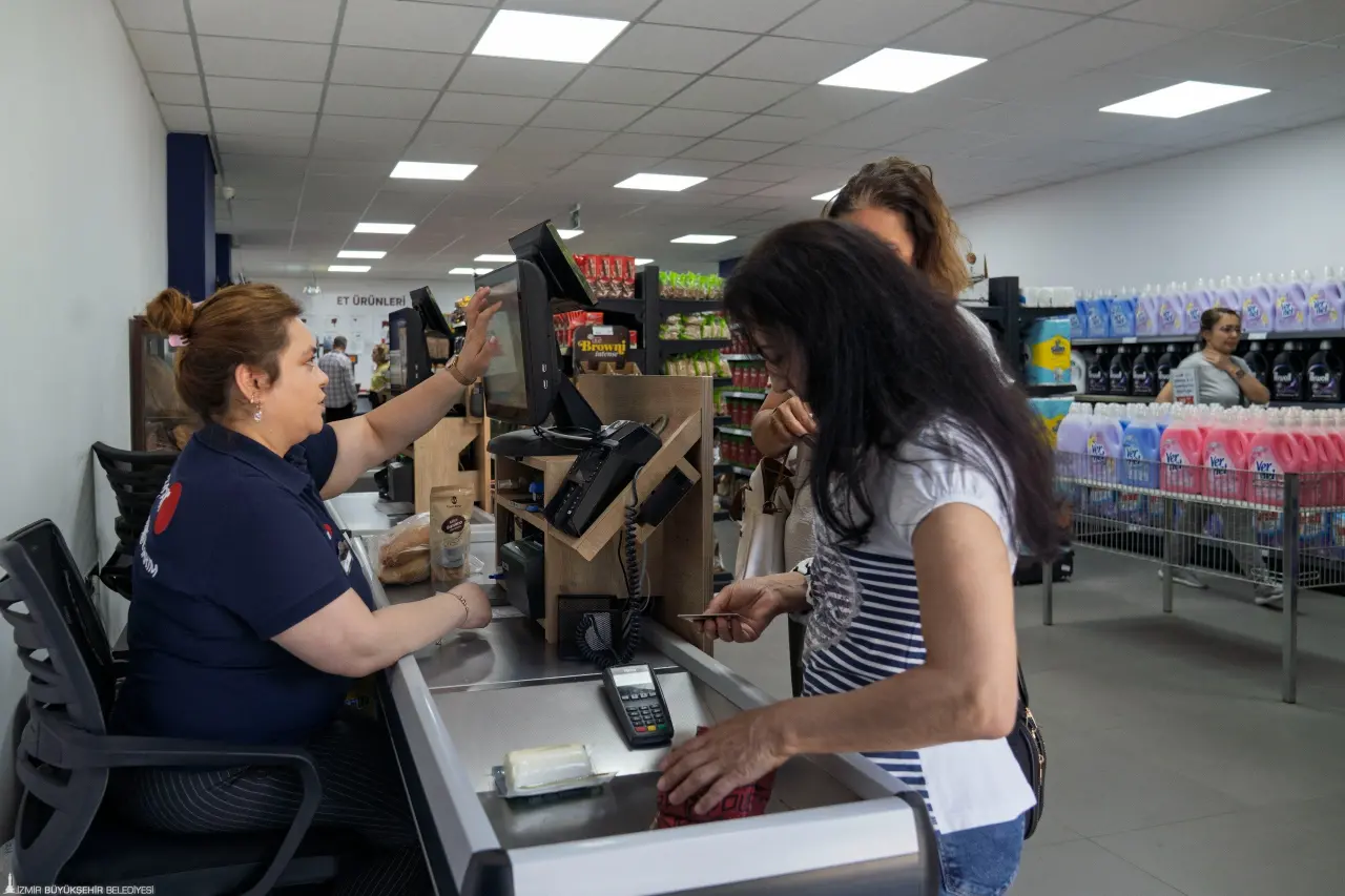İzmir Büyükşehir Belediyesi’nin halkı sağlıklı, ucuz ve güvenli gıdayla buluşturmak için hizmete açtığı İZMAR mağazaları, 9 şubesiyle hizmet vermeye devam ediyor. Fiyat politikasından ürün kalitesine İzmirlilerden tam not alan İZMAR mağazaları için yurttaşlar “10 numara 5 yıldız” diyor. 