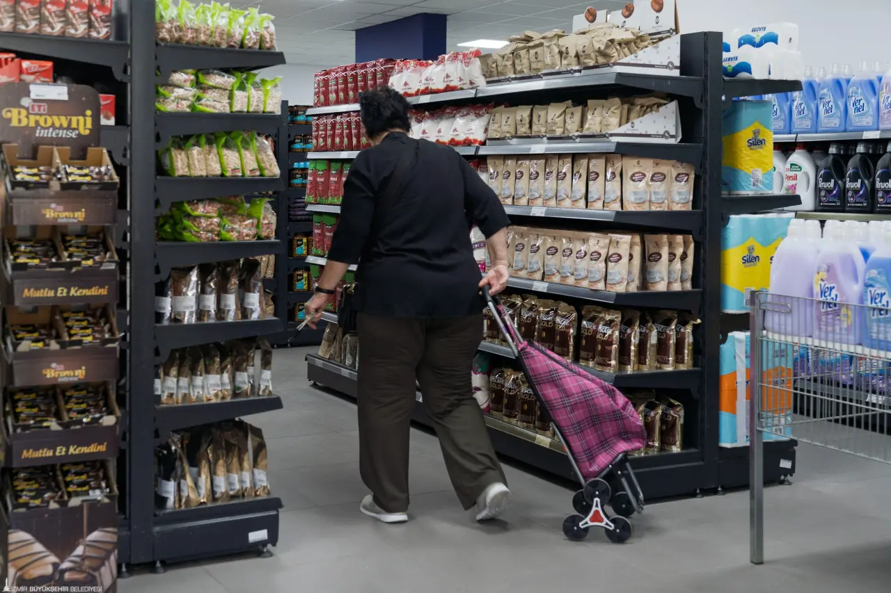 İzmir Büyükşehir Belediyesi’nin halkı sağlıklı, ucuz ve güvenli gıdayla buluşturmak için hizmete açtığı İZMAR mağazaları, 9 şubesiyle hizmet vermeye devam ediyor. Fiyat politikasından ürün kalitesine İzmirlilerden tam not alan İZMAR mağazaları için yurttaşlar “10 numara 5 yıldız” diyor. 