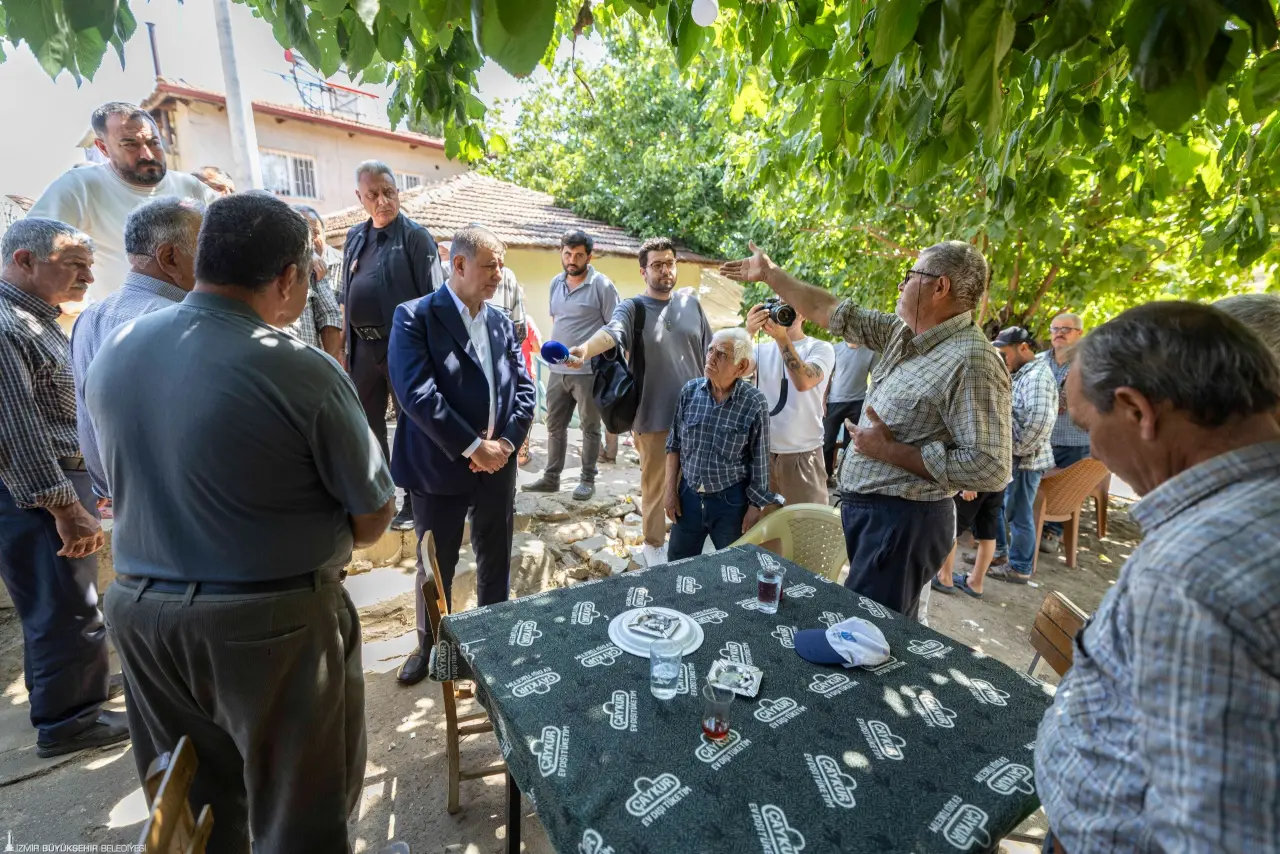 İzmir Büyükşehir Belediye Başkanı Dr. Cemil Tugay, Ödemiş’te temmuz ayındaki yangında büyük zarar gören Köseler Mahallesi’ni ziyaret etti. Yaraların sarılması adına çalışıldığını aktaran Başkan Tugay, eksikliklerin en kısa sürede giderileceğini belirtti.