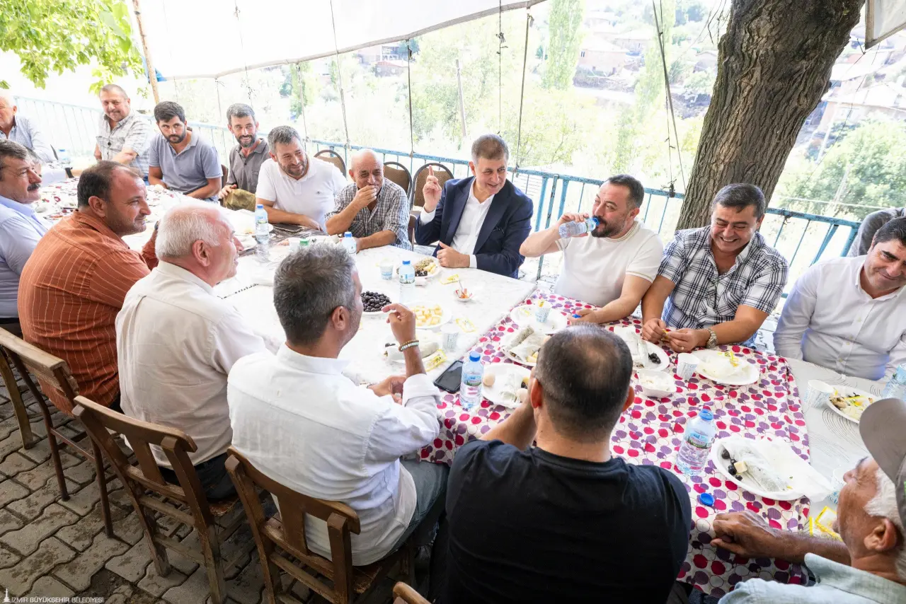 İzmir Büyükşehir Belediye Başkanı Dr. Cemil Tugay, Ödemiş’te temmuz ayındaki yangında büyük zarar gören Köseler Mahallesi’ni ziyaret etti. Yaraların sarılması adına çalışıldığını aktaran Başkan Tugay, eksikliklerin en kısa sürede giderileceğini belirtti.