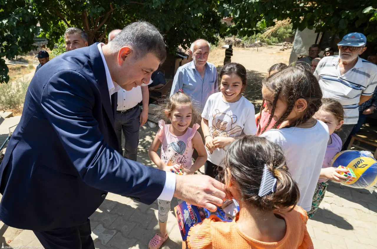 İzmir Büyükşehir Belediye Başkanı Dr. Cemil Tugay, Ödemiş’te temmuz ayındaki yangında büyük zarar gören Köseler Mahallesi’ni ziyaret etti. Yaraların sarılması adına çalışıldığını aktaran Başkan Tugay, eksikliklerin en kısa sürede giderileceğini belirtti.