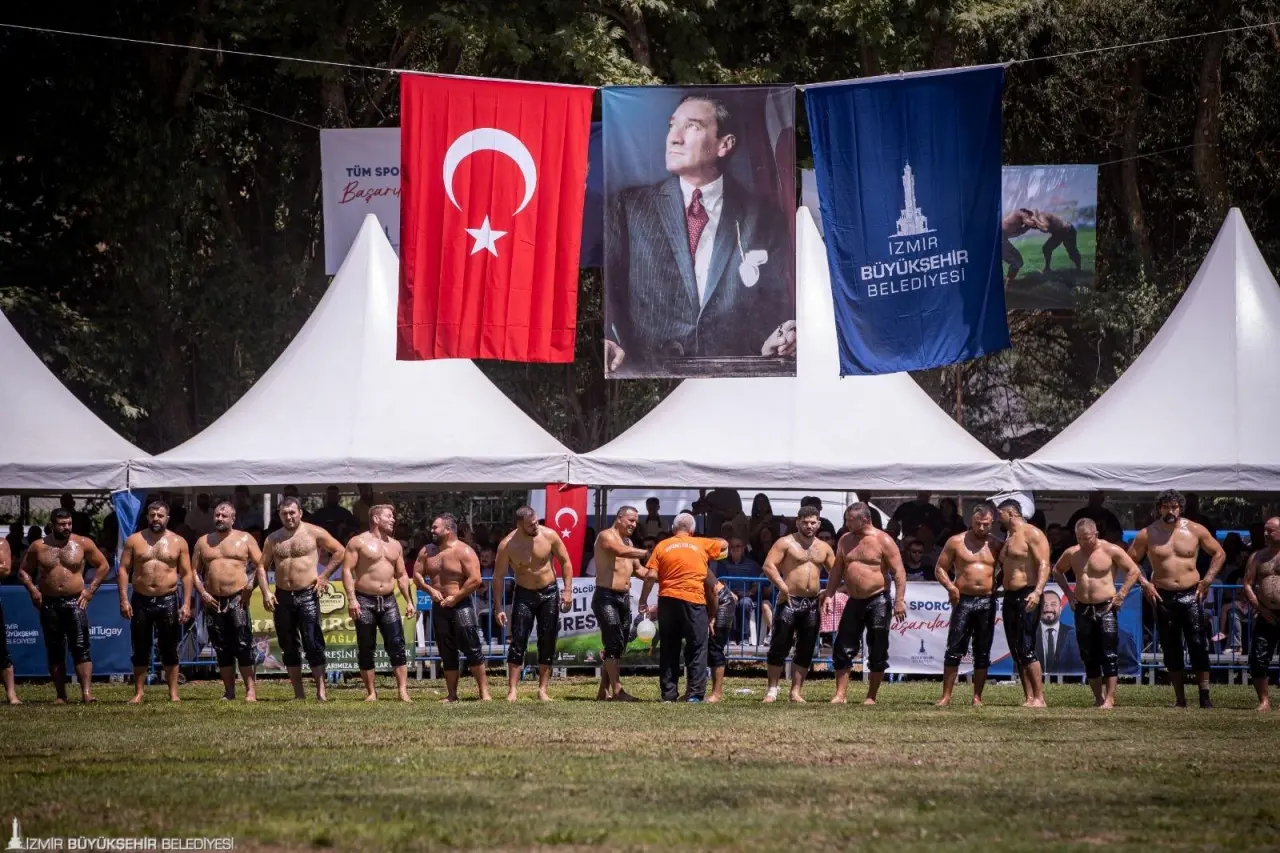 İzmir Büyükşehir Belediye Başkanı Dr. Cemil Tugay, Ödemiş’te yapılan Gölcük Yaylası Yağlı Güreşleri’ni izledi. Organizasyonda güreşen belediye sporcularını örnek gösteren Başkan Tugay, “Bundan sonraki turnuvalarda İzmir Büyükşehir Belediyesi’nin yağlı güreş sporcularını da göreceksiniz. Spor kulübümüzde bu branş da olacak. Kulübümüzün güreşçileri bana söz verdi. Önümüzdeki yıllarda dünya şampiyonu, olimpiyat şampiyonu olacaklar ve İzmir’in adını bütün dünyada duyuracaklar” dedi.