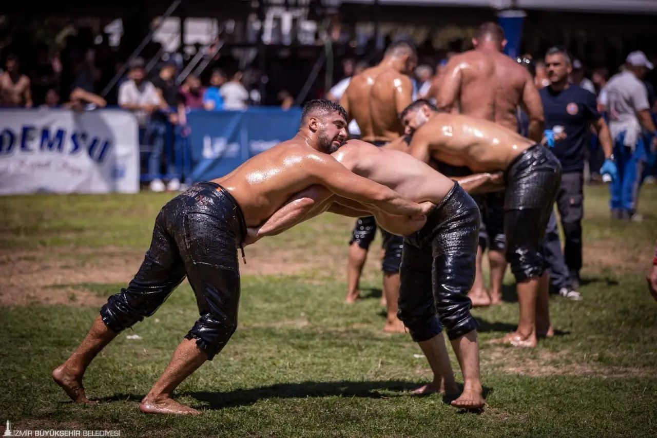 İzmir Büyükşehir Belediye Başkanı Dr. Cemil Tugay, Ödemiş’te yapılan Gölcük Yaylası Yağlı Güreşleri’ni izledi. Organizasyonda güreşen belediye sporcularını örnek gösteren Başkan Tugay, “Bundan sonraki turnuvalarda İzmir Büyükşehir Belediyesi’nin yağlı güreş sporcularını da göreceksiniz. Spor kulübümüzde bu branş da olacak. Kulübümüzün güreşçileri bana söz verdi. Önümüzdeki yıllarda dünya şampiyonu, olimpiyat şampiyonu olacaklar ve İzmir’in adını bütün dünyada duyuracaklar” dedi.