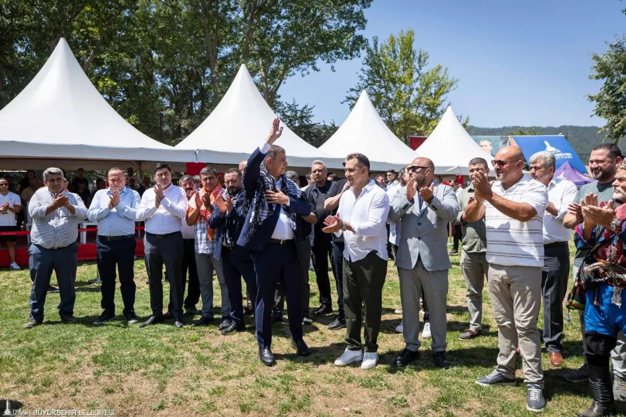 İzmir Büyükşehir Belediye Başkanı Dr. Cemil Tugay, Ödemiş’te yapılan Gölcük Yaylası Yağlı Güreşleri’ni izledi. Organizasyonda güreşen belediye sporcularını örnek gösteren Başkan Tugay, “Bundan sonraki turnuvalarda İzmir Büyükşehir Belediyesi’nin yağlı güreş sporcularını da göreceksiniz. Spor kulübümüzde bu branş da olacak. Kulübümüzün güreşçileri bana söz verdi. Önümüzdeki yıllarda dünya şampiyonu, olimpiyat şampiyonu olacaklar ve İzmir’in adını bütün dünyada duyuracaklar” dedi.