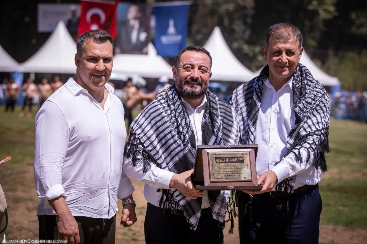 İzmir Büyükşehir Belediye Başkanı Dr. Cemil Tugay, Ödemiş’te yapılan Gölcük Yaylası Yağlı Güreşleri’ni izledi. Organizasyonda güreşen belediye sporcularını örnek gösteren Başkan Tugay, “Bundan sonraki turnuvalarda İzmir Büyükşehir Belediyesi’nin yağlı güreş sporcularını da göreceksiniz. Spor kulübümüzde bu branş da olacak. Kulübümüzün güreşçileri bana söz verdi. Önümüzdeki yıllarda dünya şampiyonu, olimpiyat şampiyonu olacaklar ve İzmir’in adını bütün dünyada duyuracaklar” dedi.