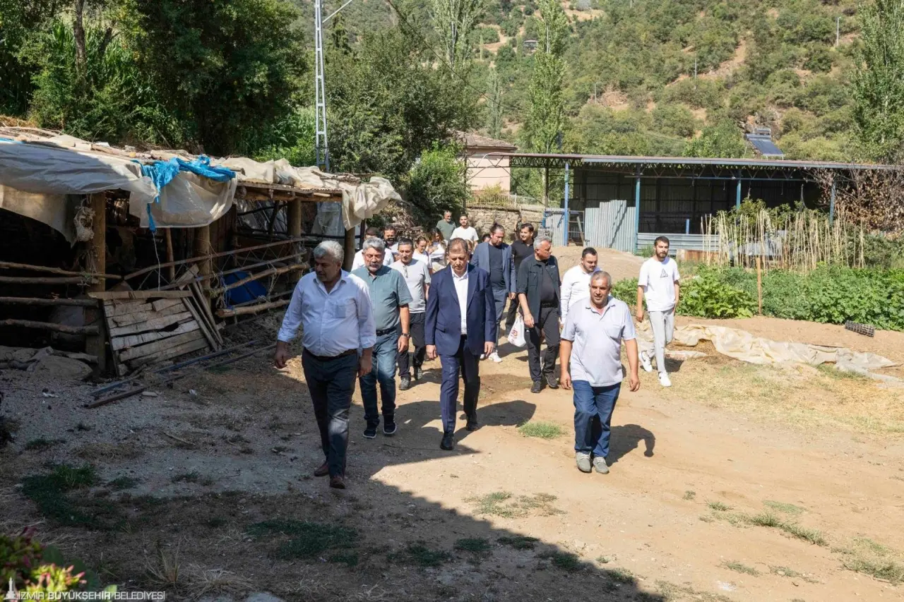 İzmir Büyükşehir Belediye Başkanı Dr. Cemil Tugay, temmuz ayında Ödemiş Tosunlar’daki yangına müdahale ederken yaralanan, kaldırıldığı hastanede hayatını kaybeden Ragıp Şahin’in Kiraz’daki aile evine taziye ziyaretinde bulundu. Başkan Tugay aile fertlerine, “Bir kez daha başsağlığı dilemek için geldik. Bir ihtiyacınızda mutlaka bize ulaşın” dedi.
