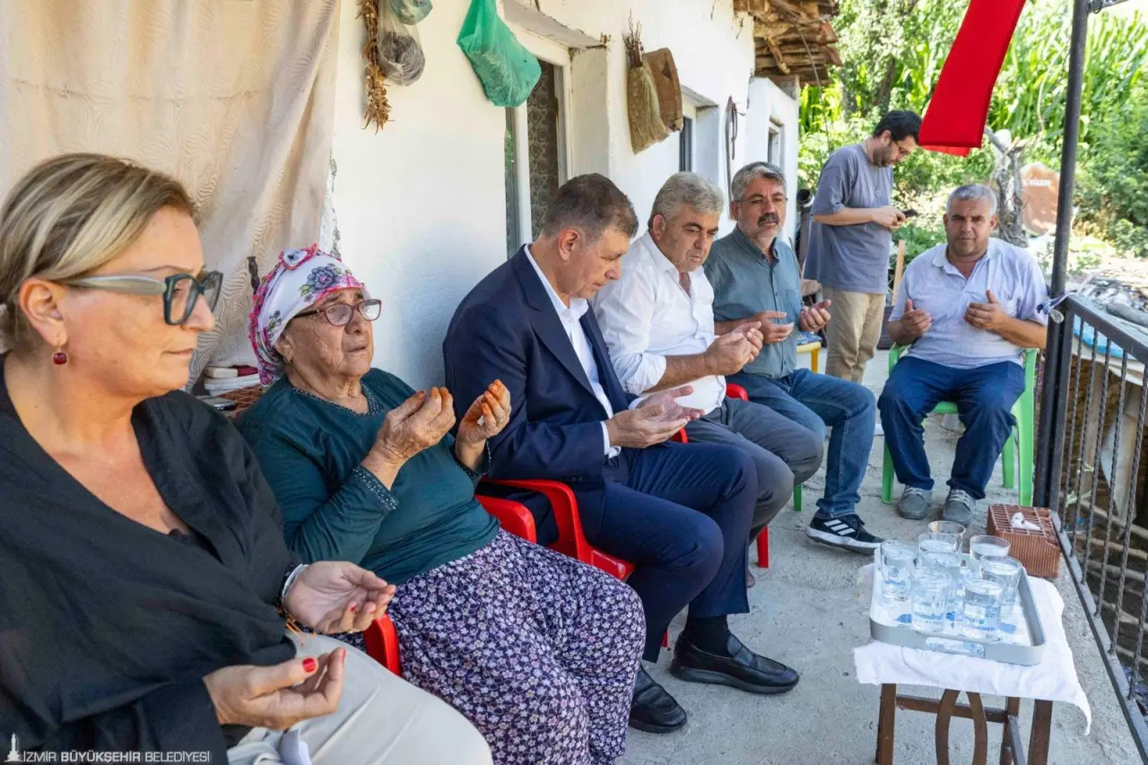 İzmir Büyükşehir Belediye Başkanı Dr. Cemil Tugay, temmuz ayında Ödemiş Tosunlar’daki yangına müdahale ederken yaralanan, kaldırıldığı hastanede hayatını kaybeden Ragıp Şahin’in Kiraz’daki aile evine taziye ziyaretinde bulundu. Başkan Tugay aile fertlerine, “Bir kez daha başsağlığı dilemek için geldik. Bir ihtiyacınızda mutlaka bize ulaşın” dedi.