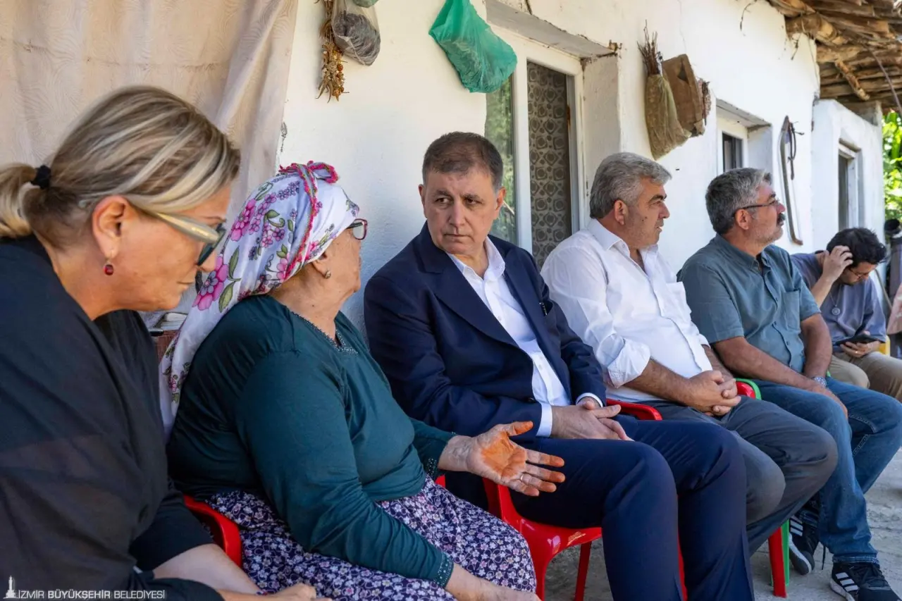 İzmir Büyükşehir Belediye Başkanı Dr. Cemil Tugay, temmuz ayında Ödemiş Tosunlar’daki yangına müdahale ederken yaralanan, kaldırıldığı hastanede hayatını kaybeden Ragıp Şahin’in Kiraz’daki aile evine taziye ziyaretinde bulundu. Başkan Tugay aile fertlerine, “Bir kez daha başsağlığı dilemek için geldik. Bir ihtiyacınızda mutlaka bize ulaşın” dedi.