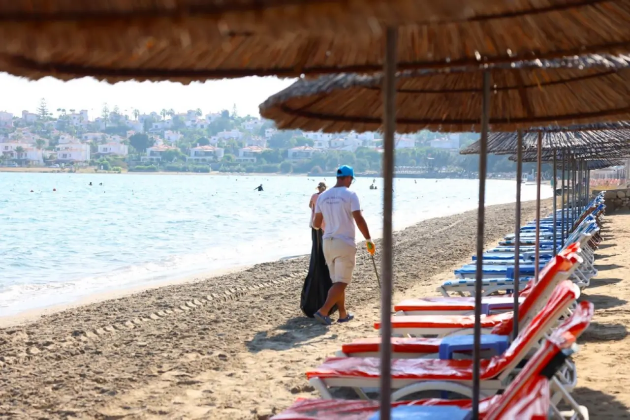 Çeşme Belediyesi: “Evimiz Çeşme’nin en güzel yeri masmavi denizlere uzanan pırıl pırıl kumsallarımız. Komşularımız ve misafirlerimiz bu doğal güzelliğin tadını doyasıya çıkarsın diye kuzey ve güney ekiplerimizle haftanın her günü 19 plajımızda temizlik çalışmalarımızı titizlikle sürdürüyoruz.”