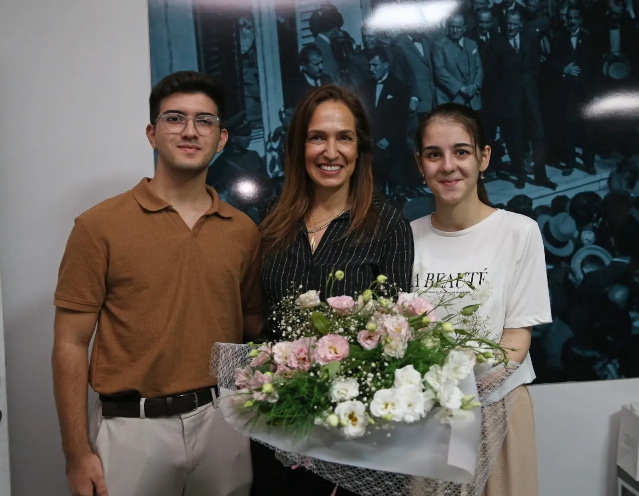 Karşıyaka Belediyesi’nin nitelikli eğitim yuvalarından KARGEM, 12. sınıf ve mezun grubu öğrenciler için kurs başvuru sınavı düzenliyor. Ücretsiz kurslardan yararlanmak isteyen öğrenciler, sınava girmek için 19 Ağustos’a kadar KARGEM’e başvuruda bulunabilecek. Belediye Başkanı Yıldız Ünsal, “KARGEM çatısı altında gençlerimize fırsat eşitliği ve nitelikli eğitim imkânı sunarak yeni döneme güçlü bir başlangıç yapacağız” dedi.