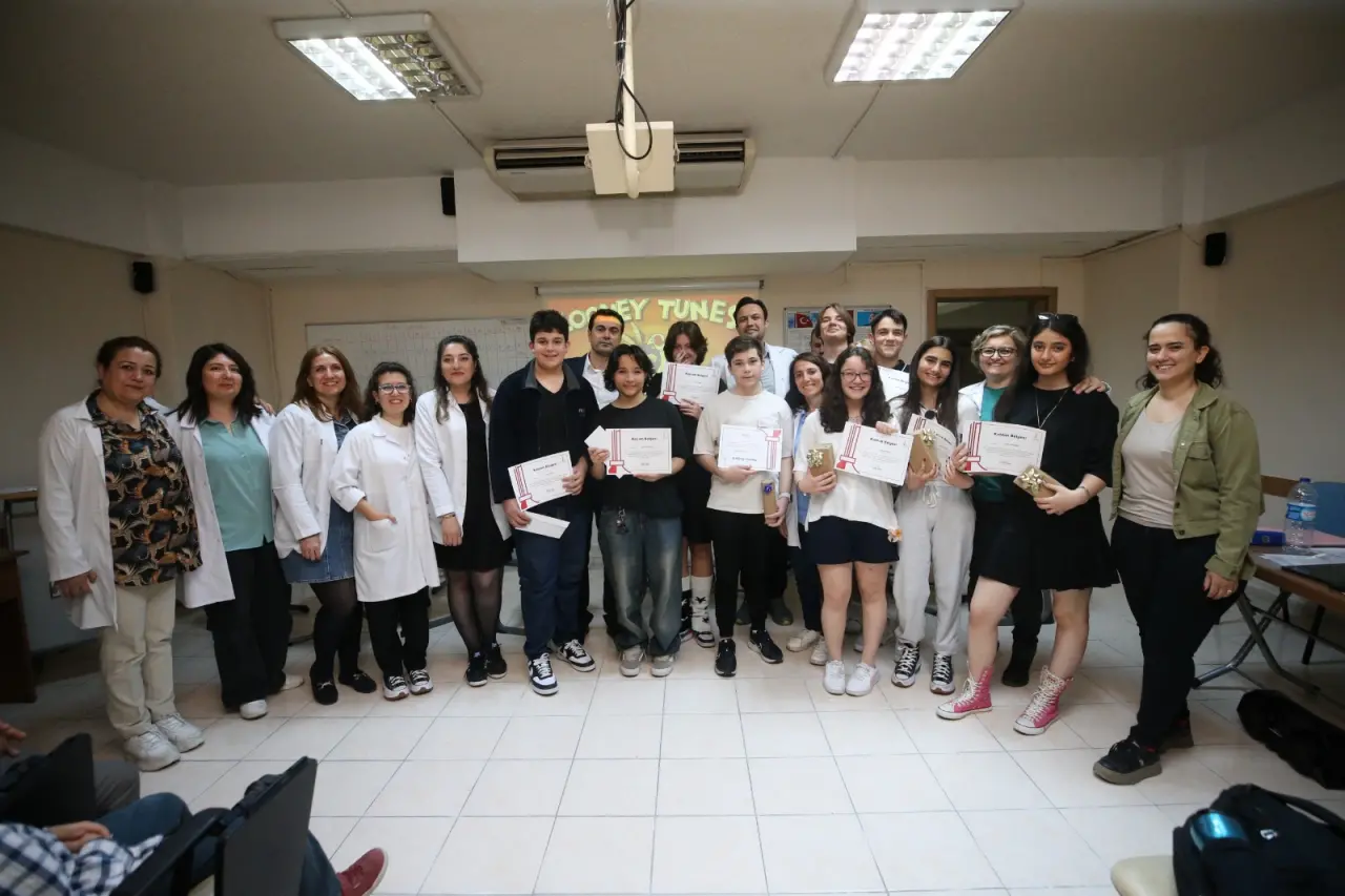 Karşıyaka Belediyesi’nin nitelikli eğitim yuvalarından KARGEM, 12. sınıf ve mezun grubu öğrenciler için kurs başvuru sınavı düzenliyor. Ücretsiz kurslardan yararlanmak isteyen öğrenciler, sınava girmek için 19 Ağustos’a kadar KARGEM’e başvuruda bulunabilecek. Belediye Başkanı Yıldız Ünsal, “KARGEM çatısı altında gençlerimize fırsat eşitliği ve nitelikli eğitim imkânı sunarak yeni döneme güçlü bir başlangıç yapacağız” dedi.