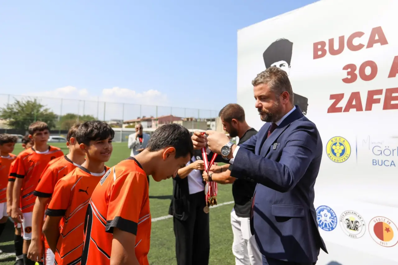 Buca Belediyesi, ilçedeki amatör futbol kulüplerini desteklemek ve gençleri spora teşvik etmek için 30 Ağustos Zafer Bayramı haftasında Zafer Kupası düzenliyor. Buca Belediye Başkanı Mimar Görkem Duman, tüm Bucalı hemşehrilerini turnuva heyecanına ortak olmaya davet etti.