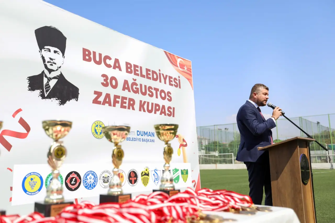 Buca Belediyesi, ilçedeki amatör futbol kulüplerini desteklemek ve gençleri spora teşvik etmek için 30 Ağustos Zafer Bayramı haftasında Zafer Kupası düzenliyor. Buca Belediye Başkanı Mimar Görkem Duman, tüm Bucalı hemşehrilerini turnuva heyecanına ortak olmaya davet etti.