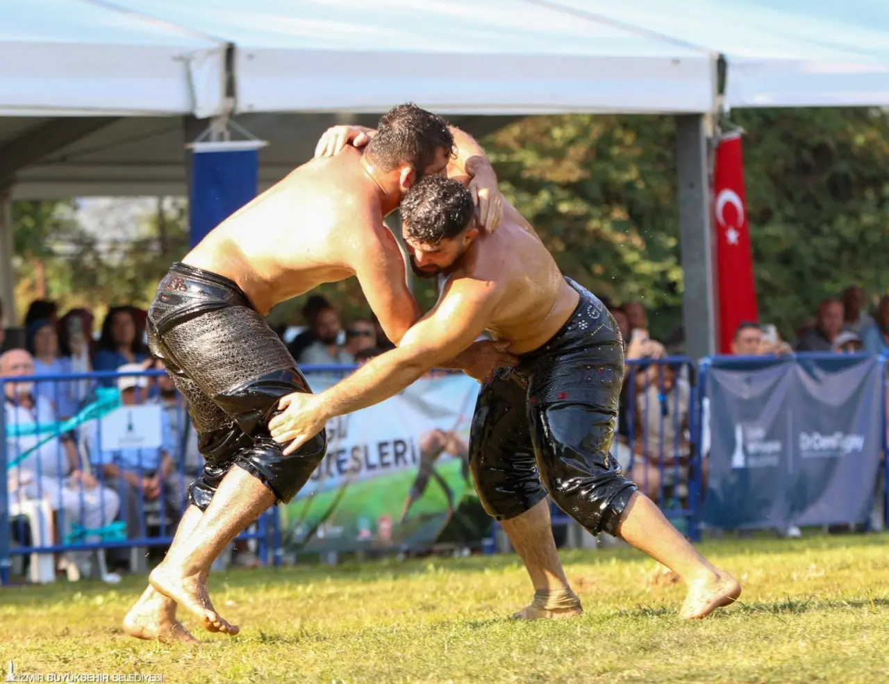 İzmir Büyükşehir Belediyesi, Ödemiş Belediyesi ve Türkiye Geleneksel Güreşler Federasyonu tarafından organize edilen Ödemiş Gölcük Yaylası Yağlı Güreşleri’nde sonuçlar belli oldu. Büyük heyecanın yaşandığı güreşlerin finalinde Erkan Taş, rakibi Tufan Güzel’i mağlup ederek başpehlivan unvanının sahibi oldu.