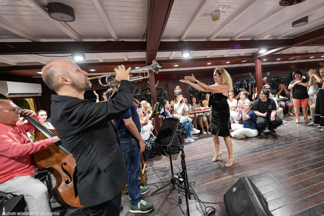 İzmir Körfezi, İzmir Büyükşehir Belediyesi’nin iştiraklerinden İZDENİZ AŞ’nin organizasyonuyla Tarihi Bergama Vapuru’nda düzenlenen Caz Gecesi etkinliğine sahne oldu. İzmirliler Körfez’in eşsiz manzarası ve Nükhet Yalçın Jazz Quartet’in müziği eşliğinde keyifli bir akşam geçirdi. 