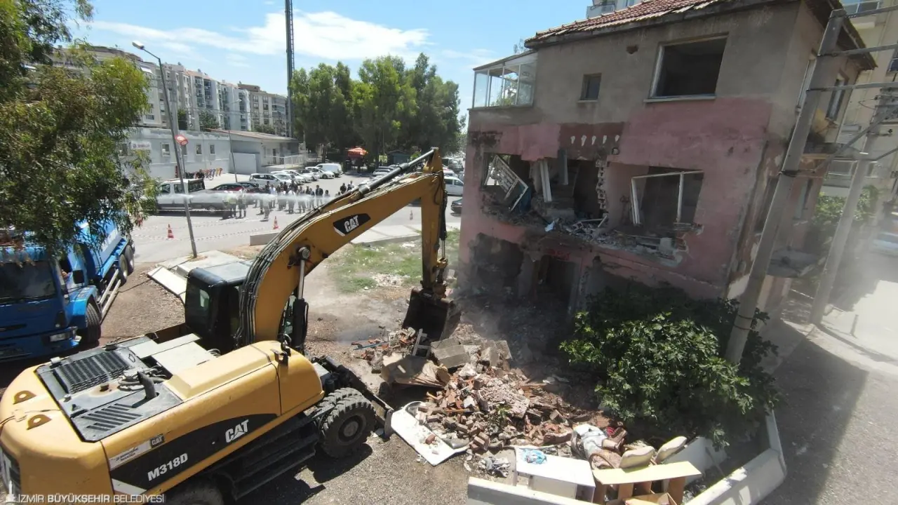 İzmir Büyükşehir Belediyesi, kenti afetlere karşı dirençli hale dönüştürmek için başlattığı yapı stoku envanter çalışmalarına Bayraklı ve Bornova’nın ardından, Karşıyaka ile devam edecek. İnşaat mühendisleri, ilçede bulunan 22 bin 500 yapıyı inceleyecek. Karşıyaka’nın zemin yapısına dair detaylı bilgilerin elde edileceği mikrobölgeleme çalışmaları da eş zamanlı olarak başlatılacak. Tüm bu çalışmalardaki temel hedef, doğru tekniklerle sağlam zeminlerde güvenilir ve dayanıklı yapılar inşa etmek. 