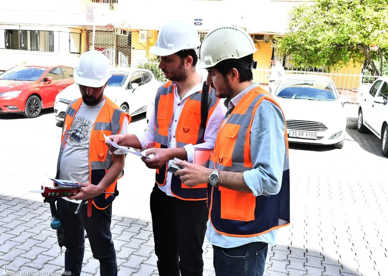 İzmir Büyükşehir Belediyesi, kenti afetlere karşı dirençli hale dönüştürmek için başlattığı yapı stoku envanter çalışmalarına Bayraklı ve Bornova’nın ardından, Karşıyaka ile devam edecek. İnşaat mühendisleri, ilçede bulunan 22 bin 500 yapıyı inceleyecek. Karşıyaka’nın zemin yapısına dair detaylı bilgilerin elde edileceği mikrobölgeleme çalışmaları da eş zamanlı olarak başlatılacak. Tüm bu çalışmalardaki temel hedef, doğru tekniklerle sağlam zeminlerde güvenilir ve dayanıklı yapılar inşa etmek. 