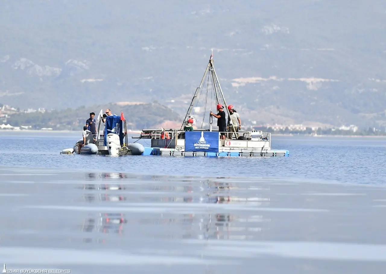 İzmir Büyükşehir Belediyesi, kenti afetlere karşı dirençli hale dönüştürmek için başlattığı yapı stoku envanter çalışmalarına Bayraklı ve Bornova’nın ardından, Karşıyaka ile devam edecek. İnşaat mühendisleri, ilçede bulunan 22 bin 500 yapıyı inceleyecek. Karşıyaka’nın zemin yapısına dair detaylı bilgilerin elde edileceği mikrobölgeleme çalışmaları da eş zamanlı olarak başlatılacak. Tüm bu çalışmalardaki temel hedef, doğru tekniklerle sağlam zeminlerde güvenilir ve dayanıklı yapılar inşa etmek. 