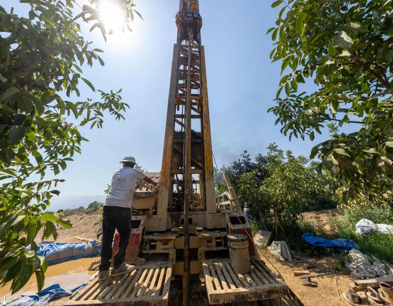 İzmir Büyükşehir Belediyesi İZSU Genel Müdürlüğü kentin içme suyu altyapısını güçlendirmek için önemli bir adım daha attı. Ödemiş, Beydağ ve Kiraz’ın su ihtiyacını karşılamak üzere toplam 27 yeni sondaj kuyusu açılıyor. 2026 yılı için planlanan 66 ilave kuyu ile bu sayı 93’e çıkarılacak.