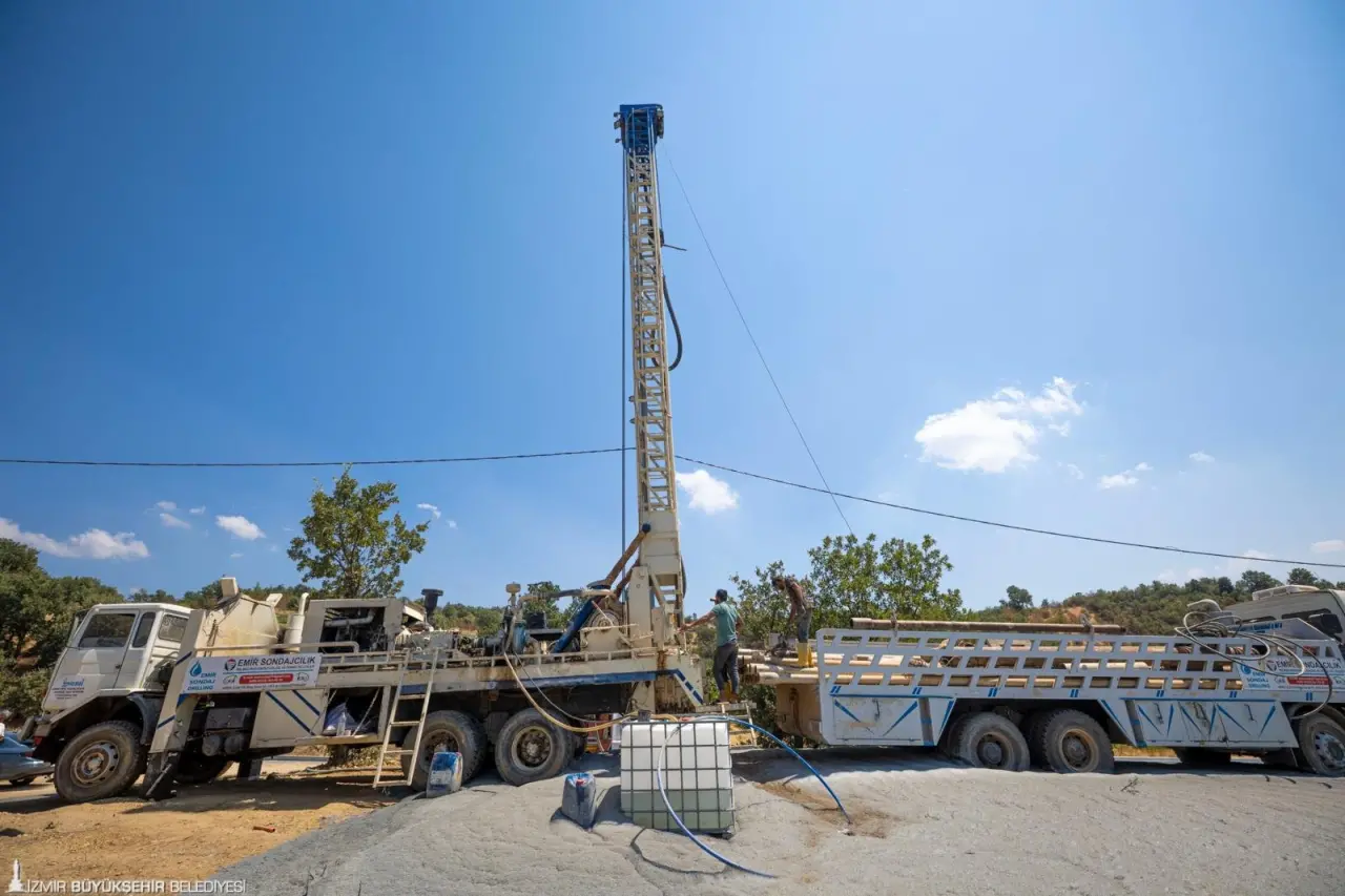 İzmir Büyükşehir Belediyesi İZSU Genel Müdürlüğü kentin içme suyu altyapısını güçlendirmek için önemli bir adım daha attı. Ödemiş, Beydağ ve Kiraz’ın su ihtiyacını karşılamak üzere toplam 27 yeni sondaj kuyusu açılıyor. 2026 yılı için planlanan 66 ilave kuyu ile bu sayı 93’e çıkarılacak.