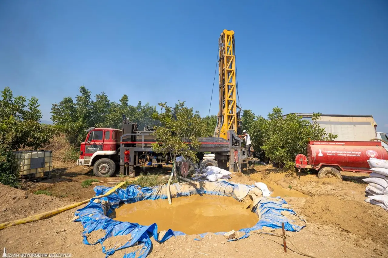 İzmir Büyükşehir Belediyesi İZSU Genel Müdürlüğü kentin içme suyu altyapısını güçlendirmek için önemli bir adım daha attı. Ödemiş, Beydağ ve Kiraz’ın su ihtiyacını karşılamak üzere toplam 27 yeni sondaj kuyusu açılıyor. 2026 yılı için planlanan 66 ilave kuyu ile bu sayı 93’e çıkarılacak.