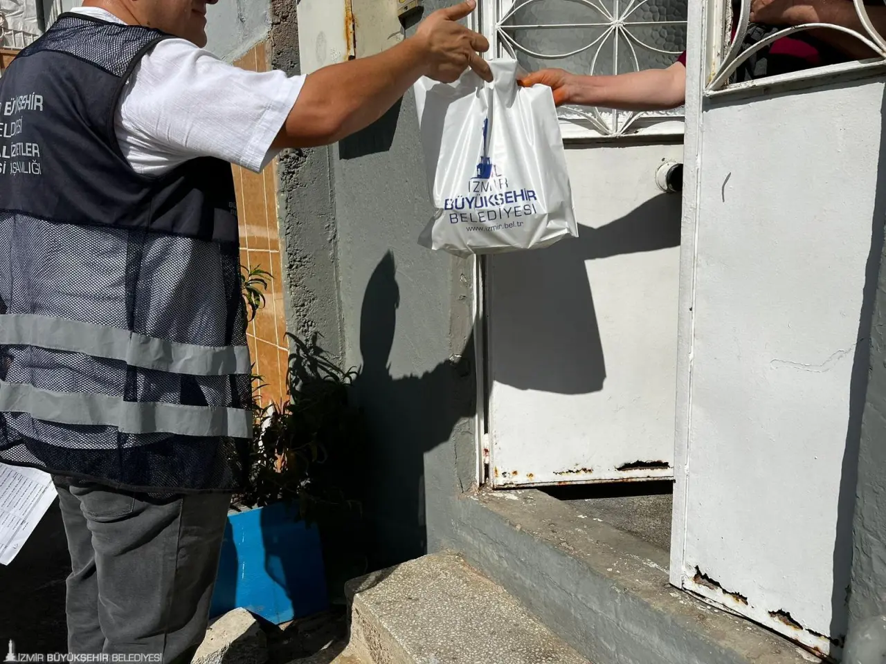 İzmir Büyükşehir Belediyesi tarafından yerel üreticiden satın alınan 2 bin kilogramlık taze incir ihtiyaç sahibi ailelere ulaştırıldı.