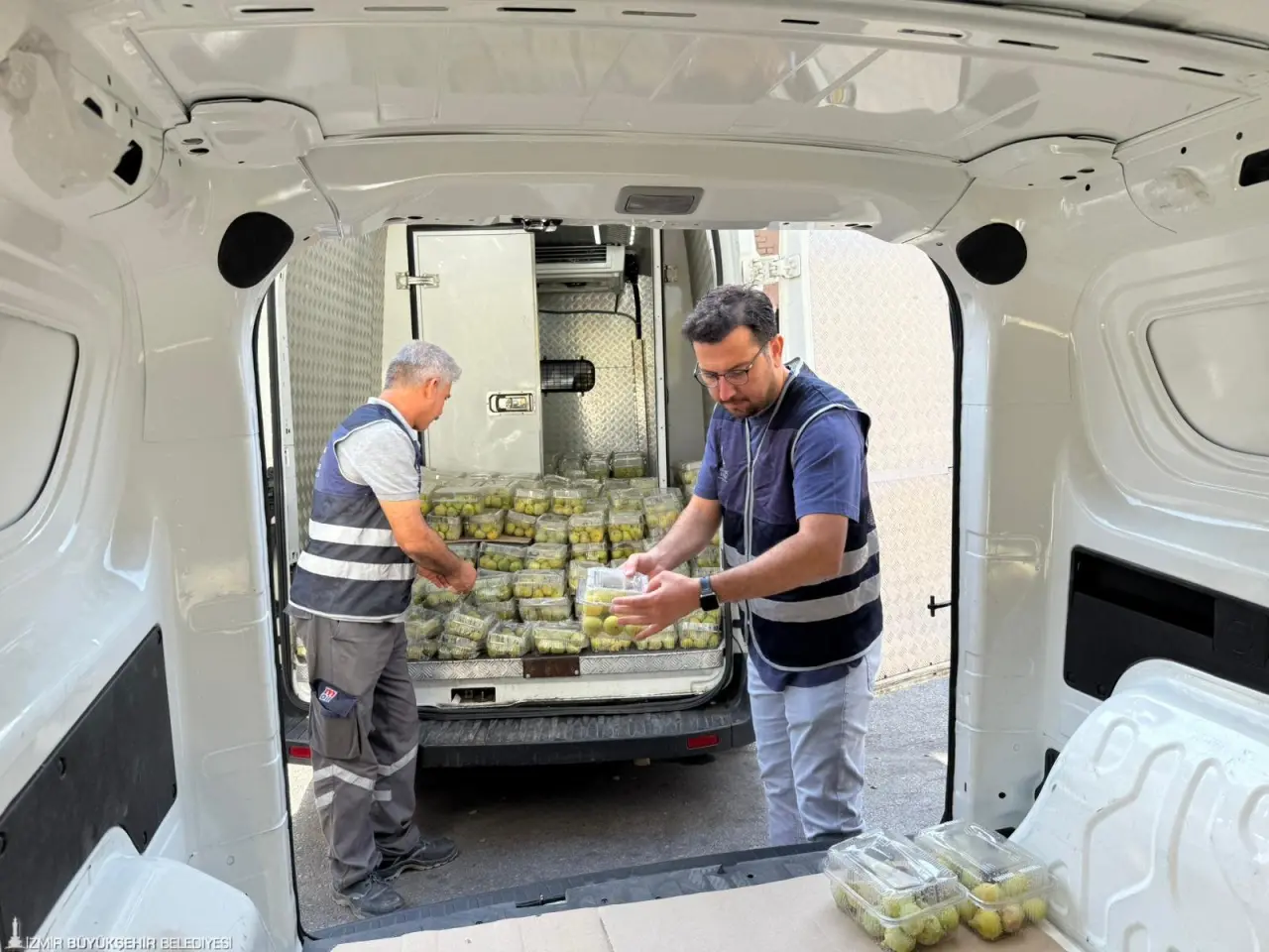 İzmir Büyükşehir Belediyesi tarafından yerel üreticiden satın alınan 2 bin kilogramlık taze incir ihtiyaç sahibi ailelere ulaştırıldı.