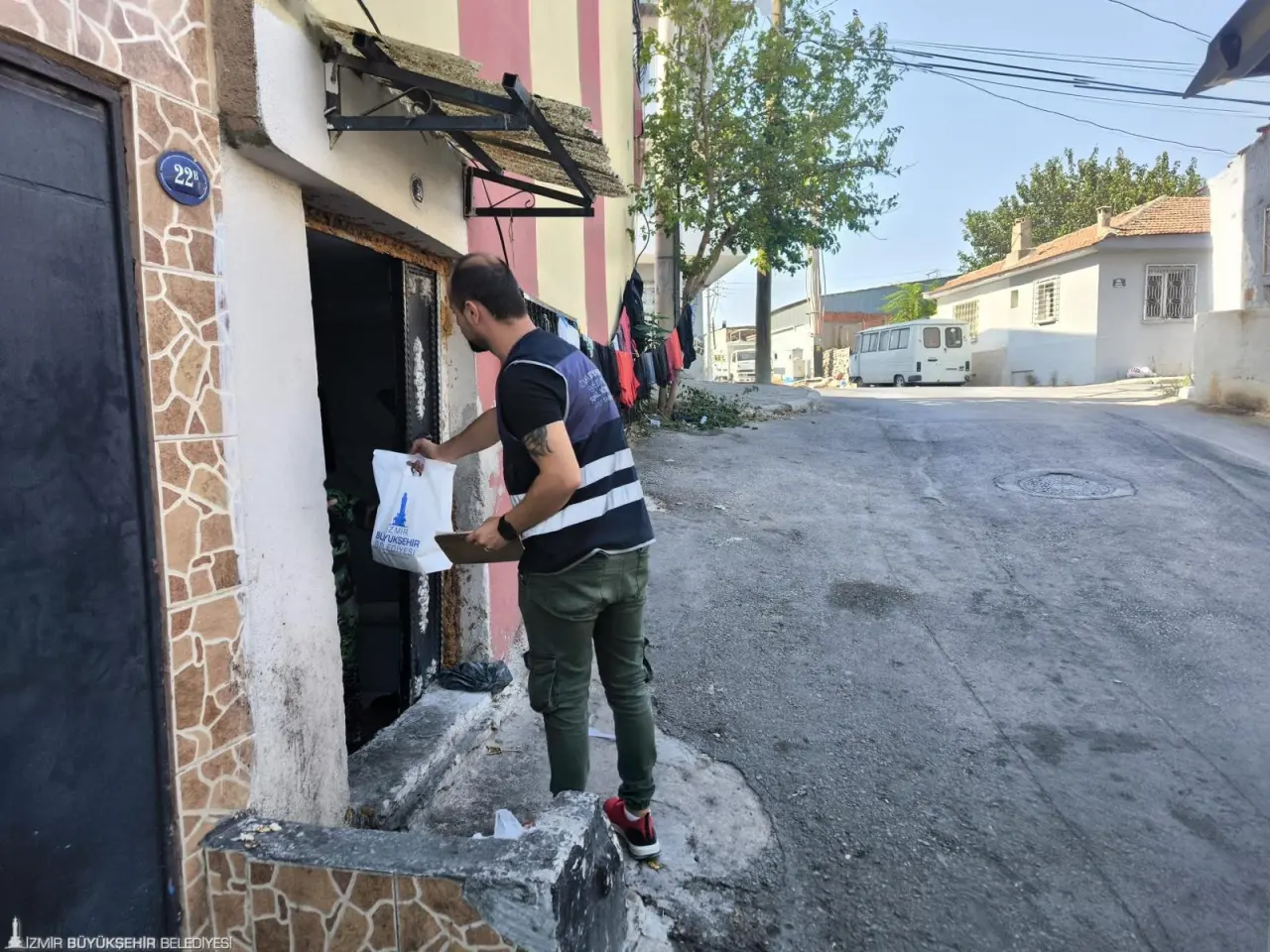 İzmir Büyükşehir Belediyesi tarafından yerel üreticiden satın alınan 2 bin kilogramlık taze incir ihtiyaç sahibi ailelere ulaştırıldı.