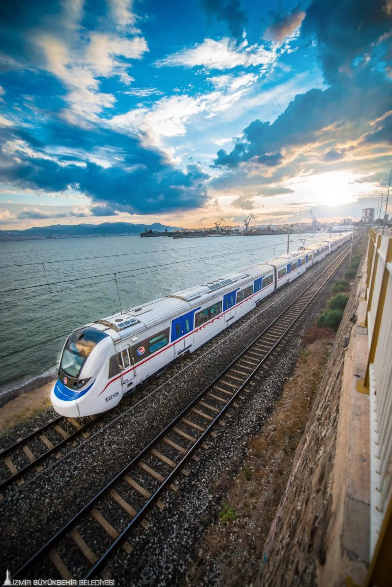 İzmir Büyükşehir Belediyesi, İzmir Banliyö Sistemi’nde (İZBAN) görev yapan personelin greve gitmesi nedeniyle ulaşımda düzenleme yaptı. Yurttaşların toplu ulaşımda sıkıntı yaşamaması için güzergah boyunca yeni hatlar açılırken mevcut hatlardaki sefer sıklığı da artırıldı.