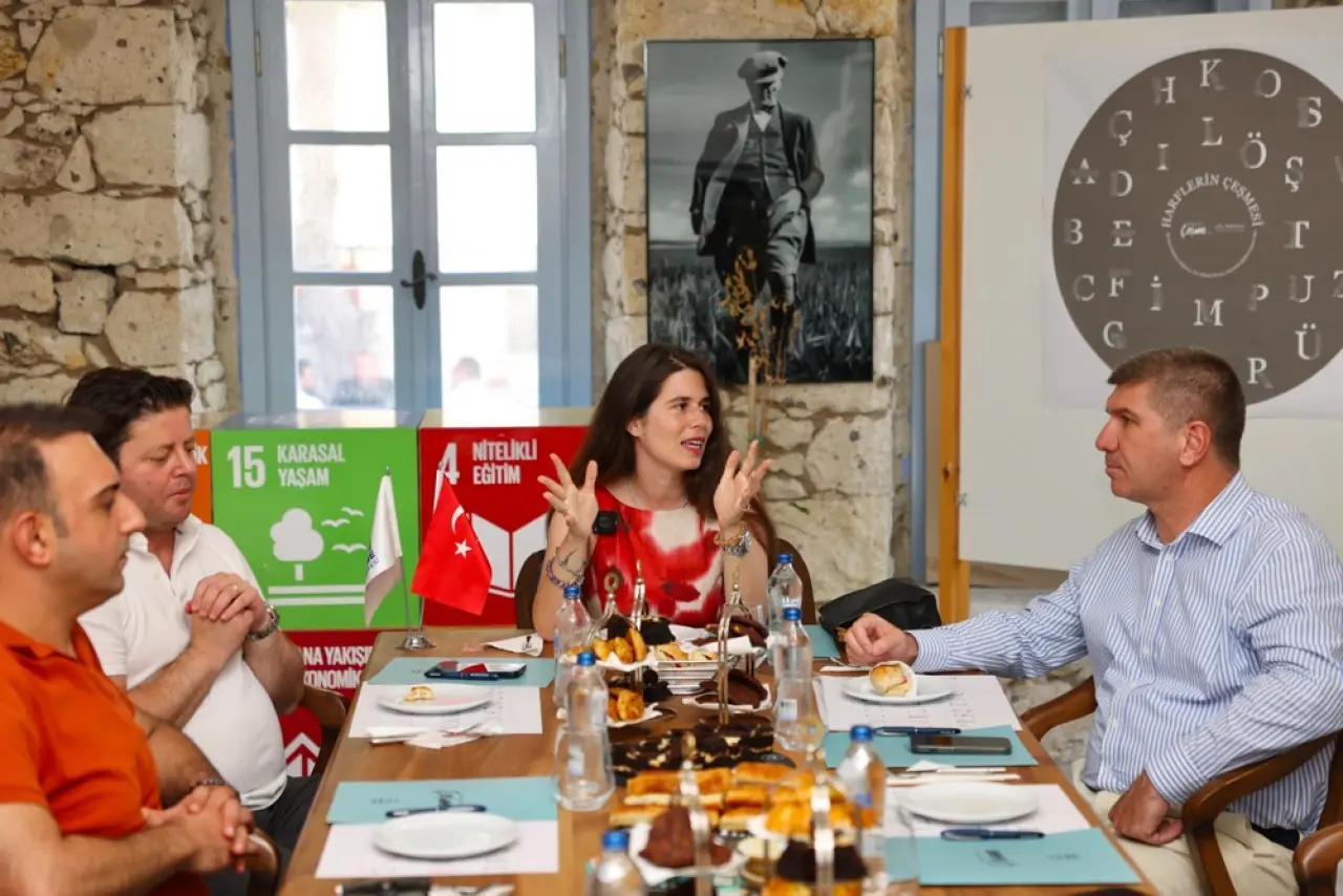 Başkan Denizli: “Çeşme’de değerli başkanlarımızı ağırlamaktan büyük memnuniyet duydum. Yerel yönetimlerin gücünü dayanışmadan, ortak akıldan ve halktan aldığını biliyoruz. Bugün burada sadece projelerimizi değil; mücadelemizi, kararlılığımızı ve umudu da paylaştık.”