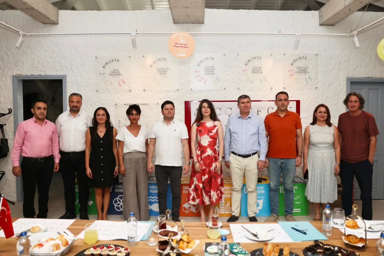 Başkan Denizli: “Çeşme’de değerli başkanlarımızı ağırlamaktan büyük memnuniyet duydum. Yerel yönetimlerin gücünü dayanışmadan, ortak akıldan ve halktan aldığını biliyoruz. Bugün burada sadece projelerimizi değil; mücadelemizi, kararlılığımızı ve umudu da paylaştık.”