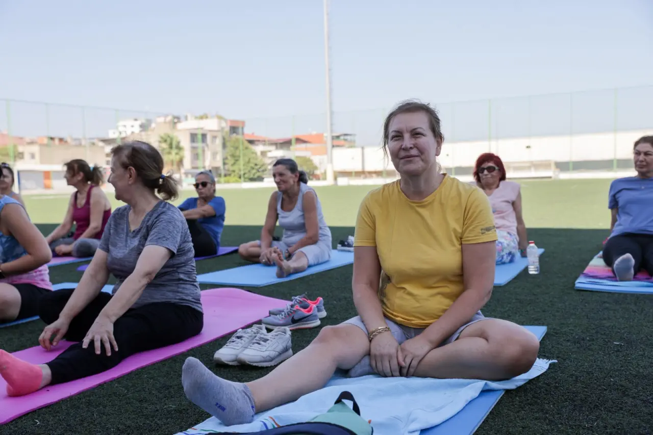 Buca Belediyesi'nin kadınlara yönelik düzenlediği ücretsiz yoga kursları, yoğun katılımla devam ediyor. Kursların hem bedensel hem de zihinsel sağlıklarına katkı sunduğunu ifade eden kursiyerler, sunulan hizmetten dolayı Buca Belediye Başkanı Mimar Görkem Duman’a çok teşekkür ediyorlar.