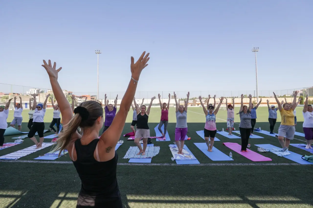 Buca Belediyesi'nin kadınlara yönelik düzenlediği ücretsiz yoga kursları, yoğun katılımla devam ediyor. Kursların hem bedensel hem de zihinsel sağlıklarına katkı sunduğunu ifade eden kursiyerler, sunulan hizmetten dolayı Buca Belediye Başkanı Mimar Görkem Duman’a çok teşekkür ediyorlar.