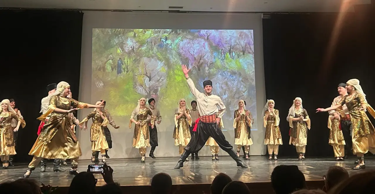 Ege Üniversitesi Devlet Türk Musikisi Konservatuvarı Türk Halk Oyunları Bölümü "EKİN Dans Topluluğu" tarafından hazırlanan “Uca Dağlar” adlı geleneksel dansla anlatı projesi Anadolu’nun kadim kültürel değerlerini ve sanat anlayışını modern bir anlayışla sahneye taşıyor.