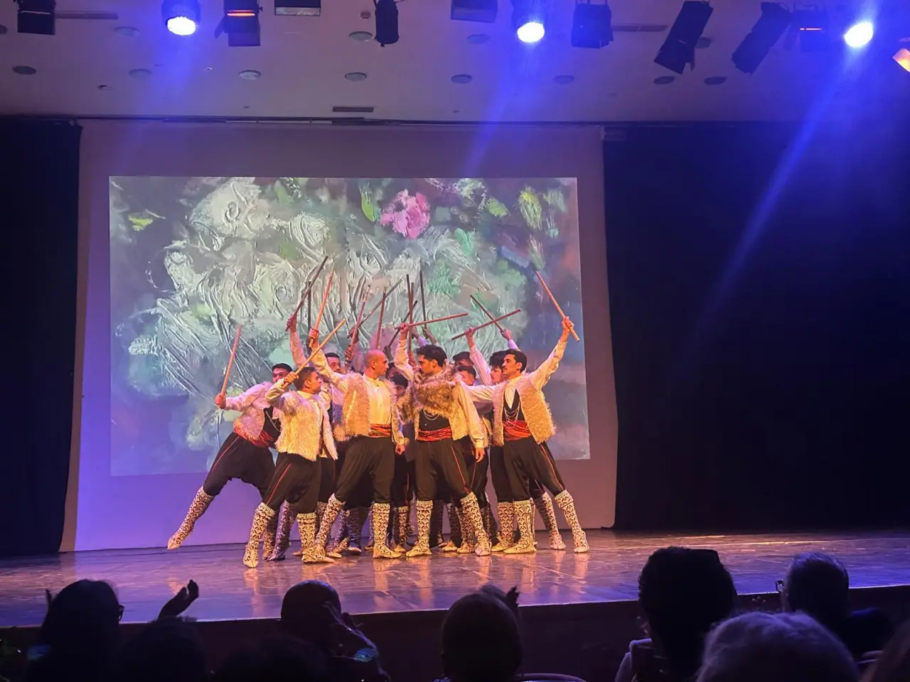 Ege Üniversitesi Devlet Türk Musikisi Konservatuvarı Türk Halk Oyunları Bölümü "EKİN Dans Topluluğu" tarafından hazırlanan “Uca Dağlar” adlı geleneksel dansla anlatı projesi Anadolu’nun kadim kültürel değerlerini ve sanat anlayışını modern bir anlayışla sahneye taşıyor.