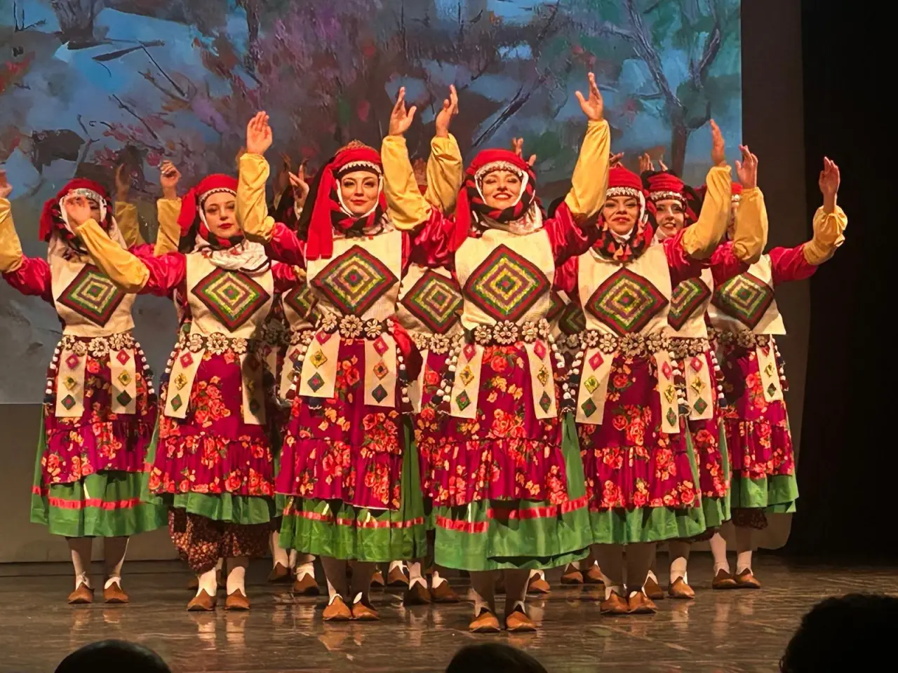 Ege Üniversitesi Devlet Türk Musikisi Konservatuvarı Türk Halk Oyunları Bölümü "EKİN Dans Topluluğu" tarafından hazırlanan “Uca Dağlar” adlı geleneksel dansla anlatı projesi Anadolu’nun kadim kültürel değerlerini ve sanat anlayışını modern bir anlayışla sahneye taşıyor.