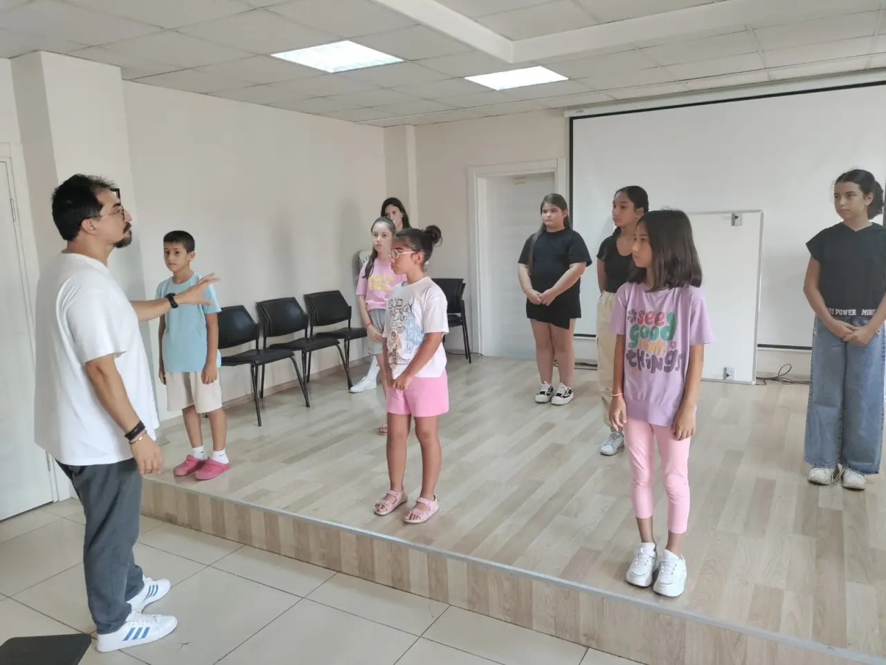 Çiğli Belediyesi, Ağustos ayında da kültür, sanat ve eğlenceyi mahallelere taşıyor. “Sokakta Müzik Var” ve “Sokakta Tiyatro Var” etkinlikleriyle her yaştan vatandaşa ulaşan belediye, kadınlar ve çocuklara yönelik atölyelerle de büyük ilgi topluyor.