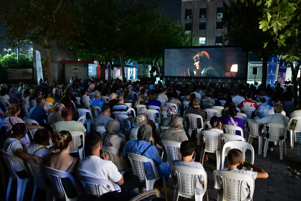 Çiğli Belediyesi, Ağustos ayında da kültür, sanat ve eğlenceyi mahallelere taşıyor. “Sokakta Müzik Var” ve “Sokakta Tiyatro Var” etkinlikleriyle her yaştan vatandaşa ulaşan belediye, kadınlar ve çocuklara yönelik atölyelerle de büyük ilgi topluyor.