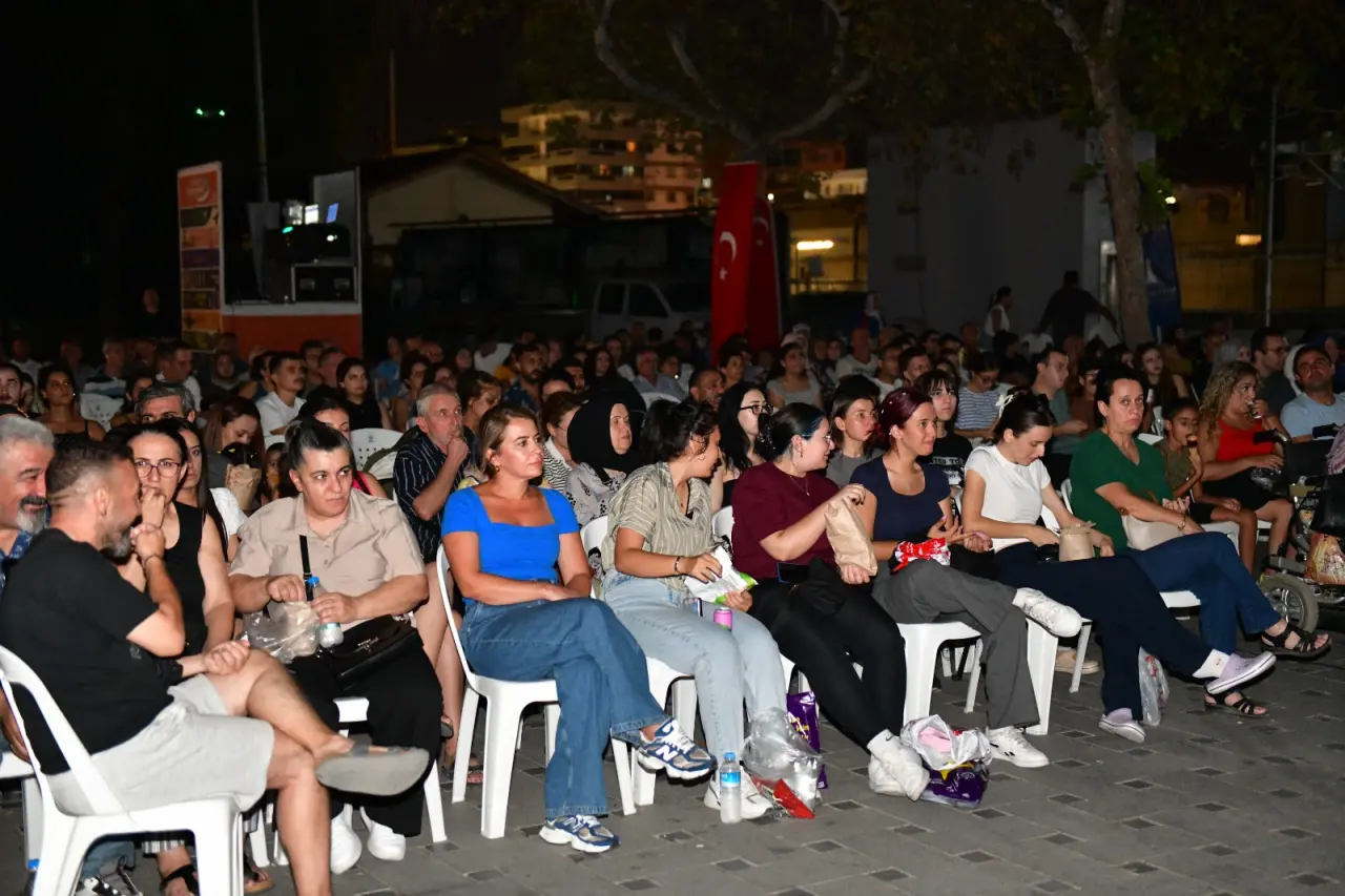 Çiğli Belediyesi, Ağustos ayında da kültür, sanat ve eğlenceyi mahallelere taşıyor. “Sokakta Müzik Var” ve “Sokakta Tiyatro Var” etkinlikleriyle her yaştan vatandaşa ulaşan belediye, kadınlar ve çocuklara yönelik atölyelerle de büyük ilgi topluyor.